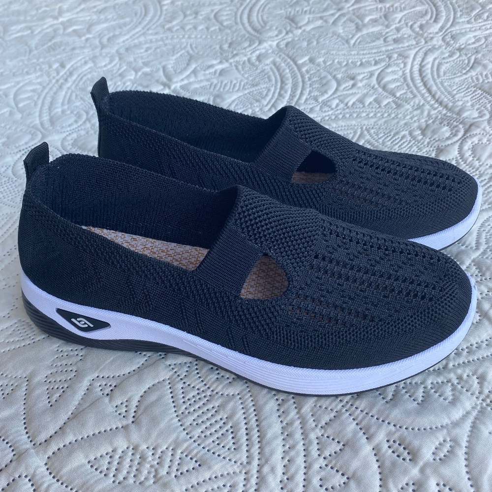 NWOT. Women’s Black/White Mesh MaryJane Slip On Sneakers Beach Shoes Sz 8 or 39